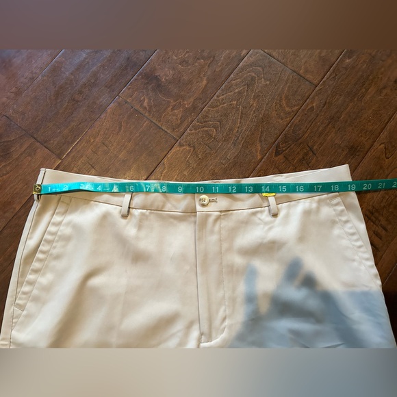 Luxurious Peter Millar Men’s Khaki Golf Short - Picture 7 of 10